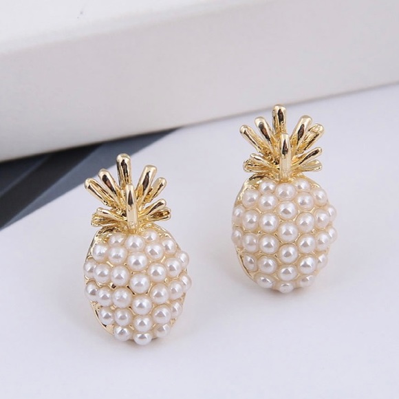 Jewelry - 🌵 Pearl & Gold Pineapple Earrings